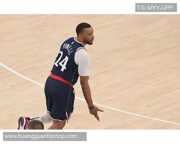 鲍威尔表现出色三分精准罚球稳定助力球队争胜